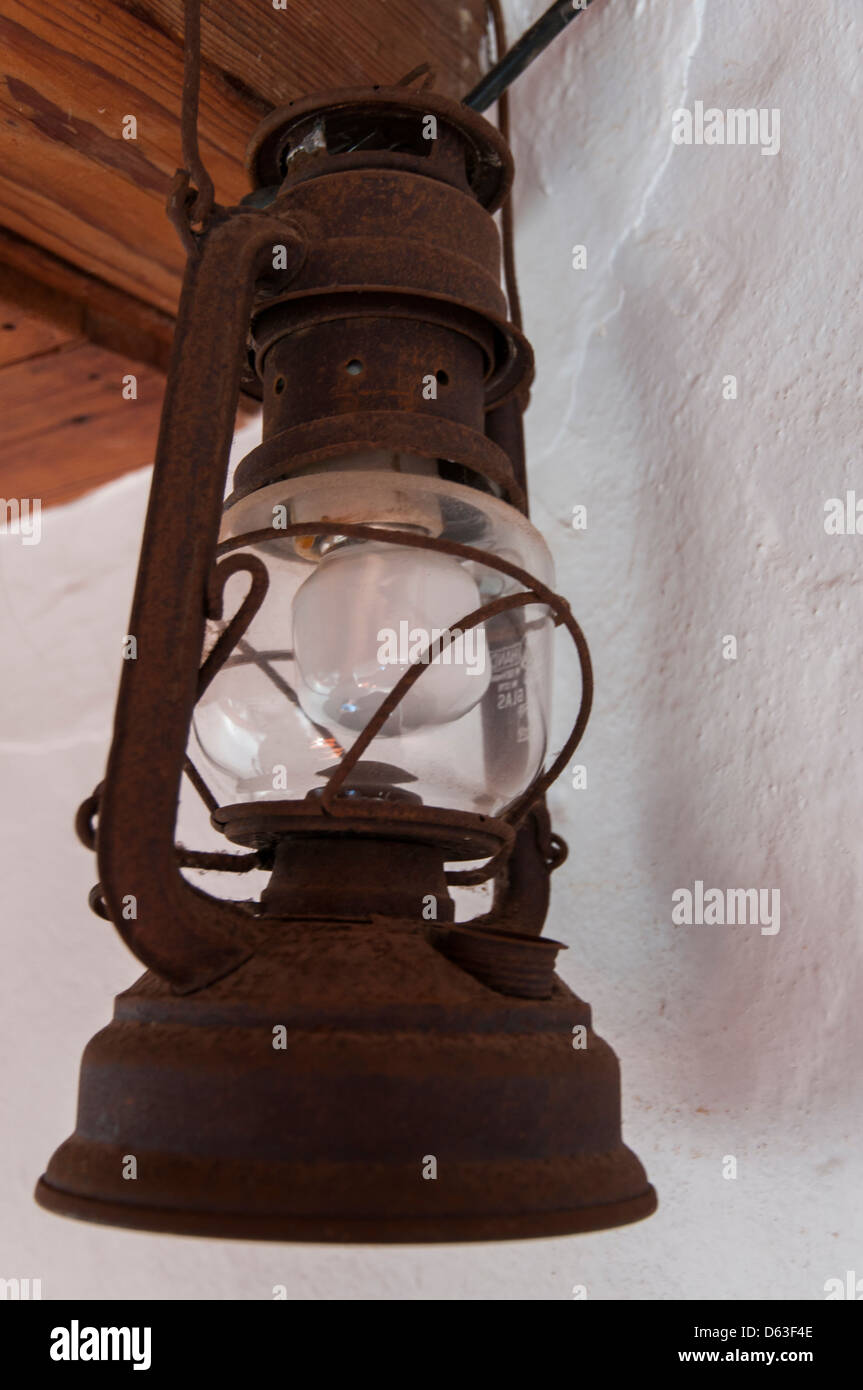 Lampe à huile ancienne accrochée à la maison Banque D'Images