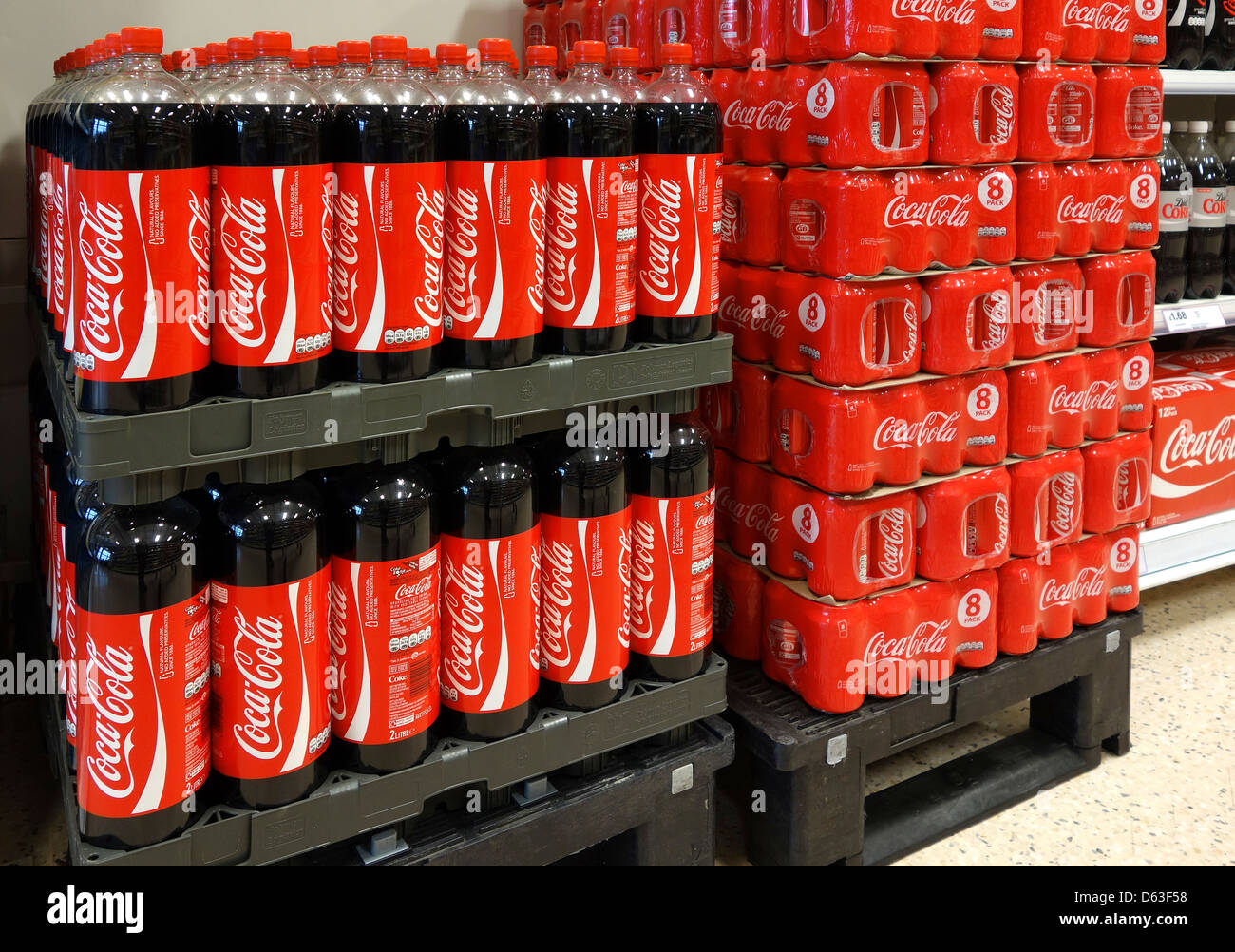 Bouteilles et canettes de Coca-Cola dans un supermarché Banque D'Images