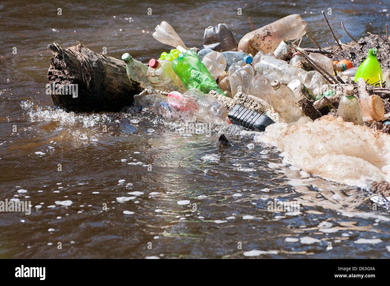 Les bouteilles en plastique de la rivière après une inondation dommages ordures Banque D'Images