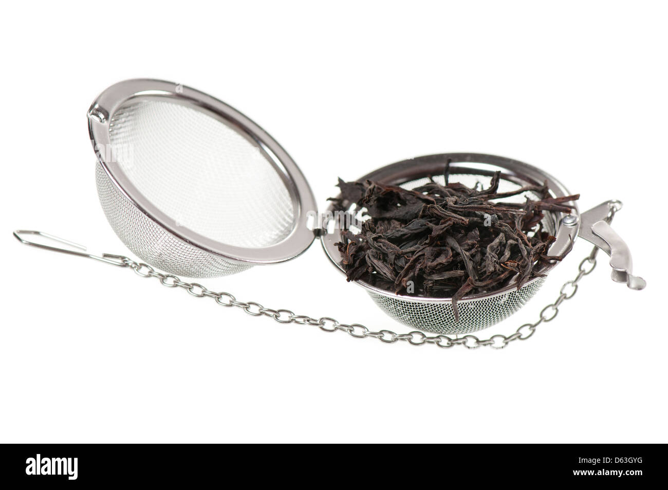 Boule à thé filet rempli de thé noir Banque D'Images