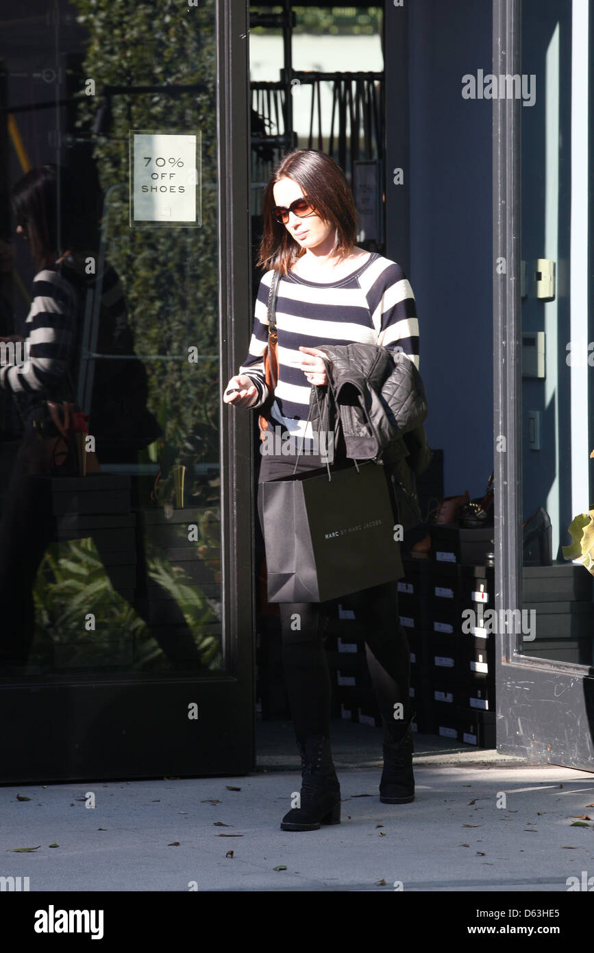 Emily Blunt parcs dans une place de stationnement pour handicapés à la boutique Marc by Marc Jacobs dans la région de Los Angeles, Californie Banque D'Images Emily Blunt parcs dans une place de stationnement pour handicapés à la boutique Marc by Marc Jacobs dans la région de Los Angeles, Californie Banque D'Images