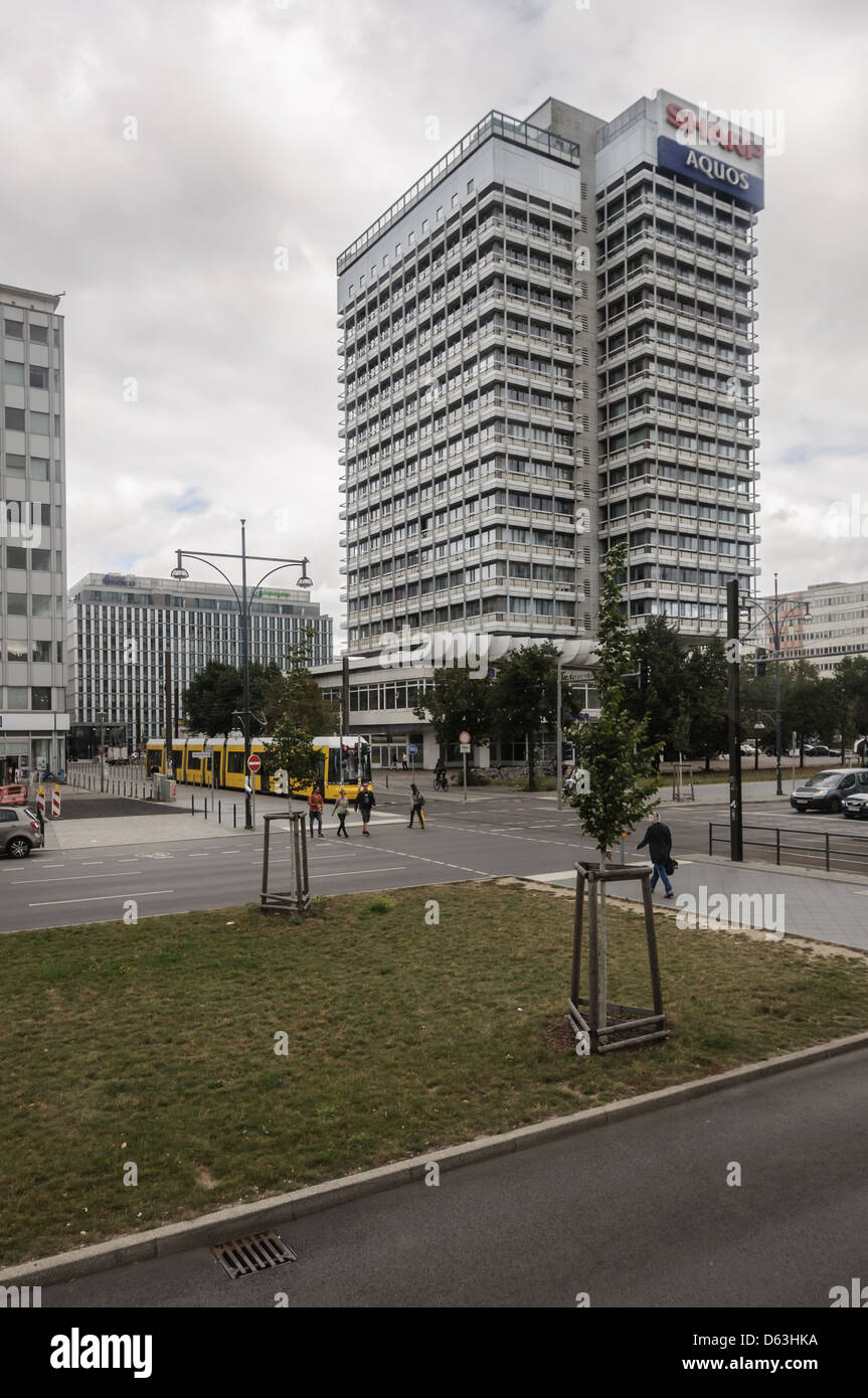 Les bâtiments modernes à Berlin Est, l'Allemagne. Banque D'Images