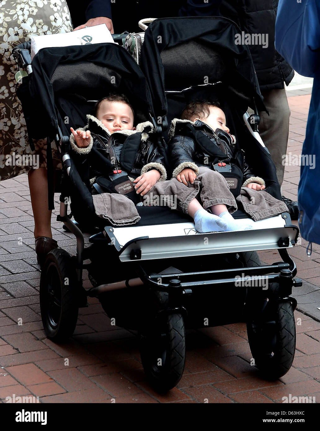 Angie et Azzedine Azzedine Benhaffaf Benhaffaf et Angie, les parents de jumeaux siamois séparés maintenant Hassan et Hussein, Banque D'Images