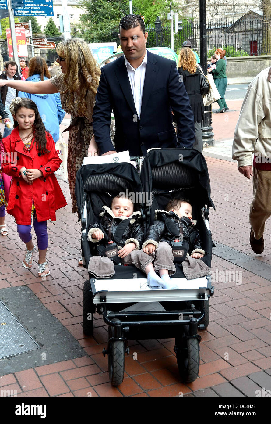 Angie et Azzedine Azzedine Benhaffaf Benhaffaf Angie et les parents des jumeaux siamois séparés w Hassan et Hussein, Banque D'Images