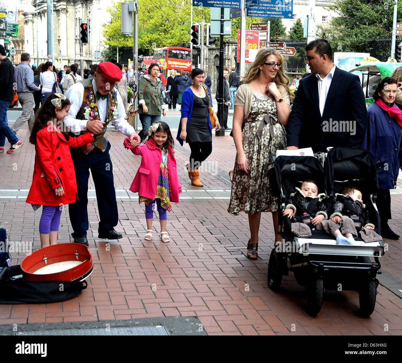 Angie et Azzedine Azzedine Benhaffaf Benhaffaf et Angie, les parents de jumeaux siamois séparés maintenant Hassan et Hussein, Banque D'Images