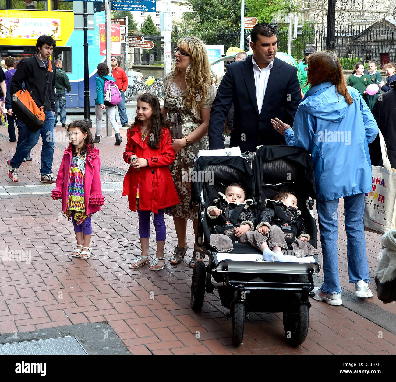 Angie et Azzedine Azzedine Benhaffaf Benhaffaf et Angie, les parents de jumeaux siamois séparés maintenant Hassan et Hussein, Banque D'Images