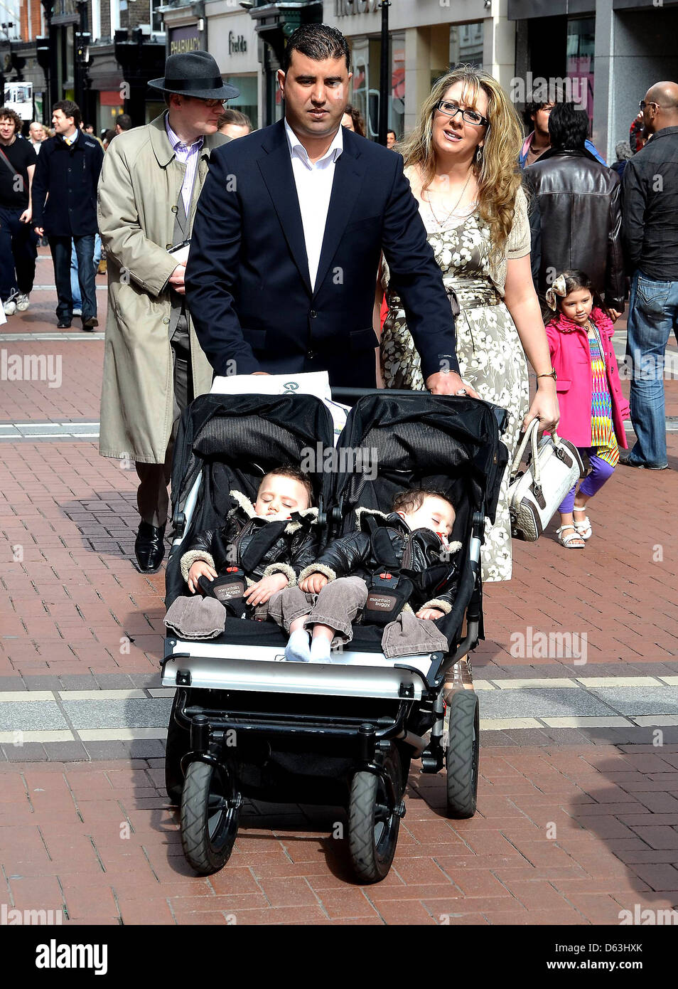 Angie et Azzedine Azzedine Benhaffaf Benhaffaf et Angie, les parents de jumeaux siamois séparés maintenant Hassan et Hussein, Banque D'Images