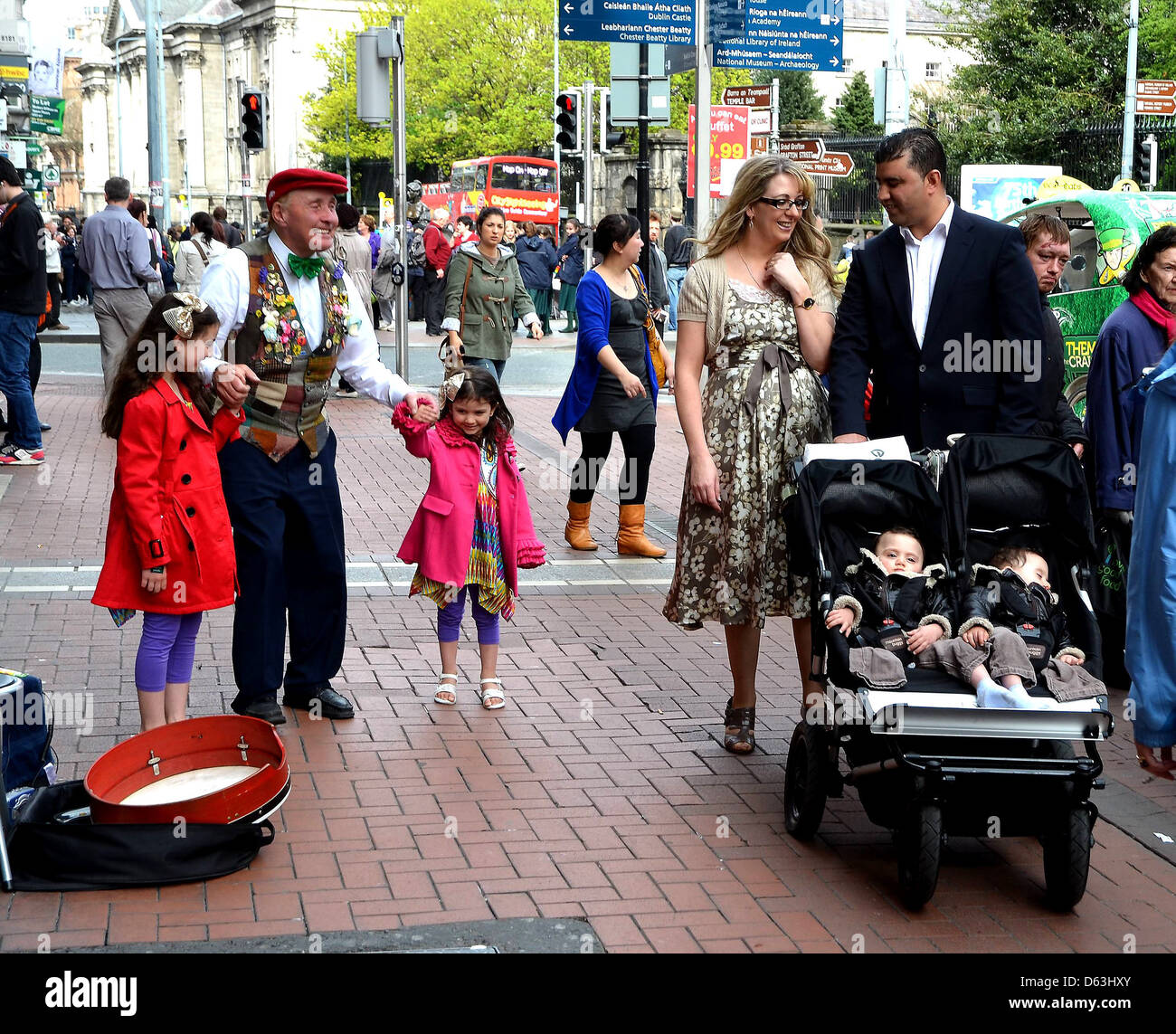 Angie et Azzedine Azzedine Benhaffaf Benhaffaf et Angie, les parents de jumeaux siamois séparés maintenant Hassan et Hussein, Banque D'Images