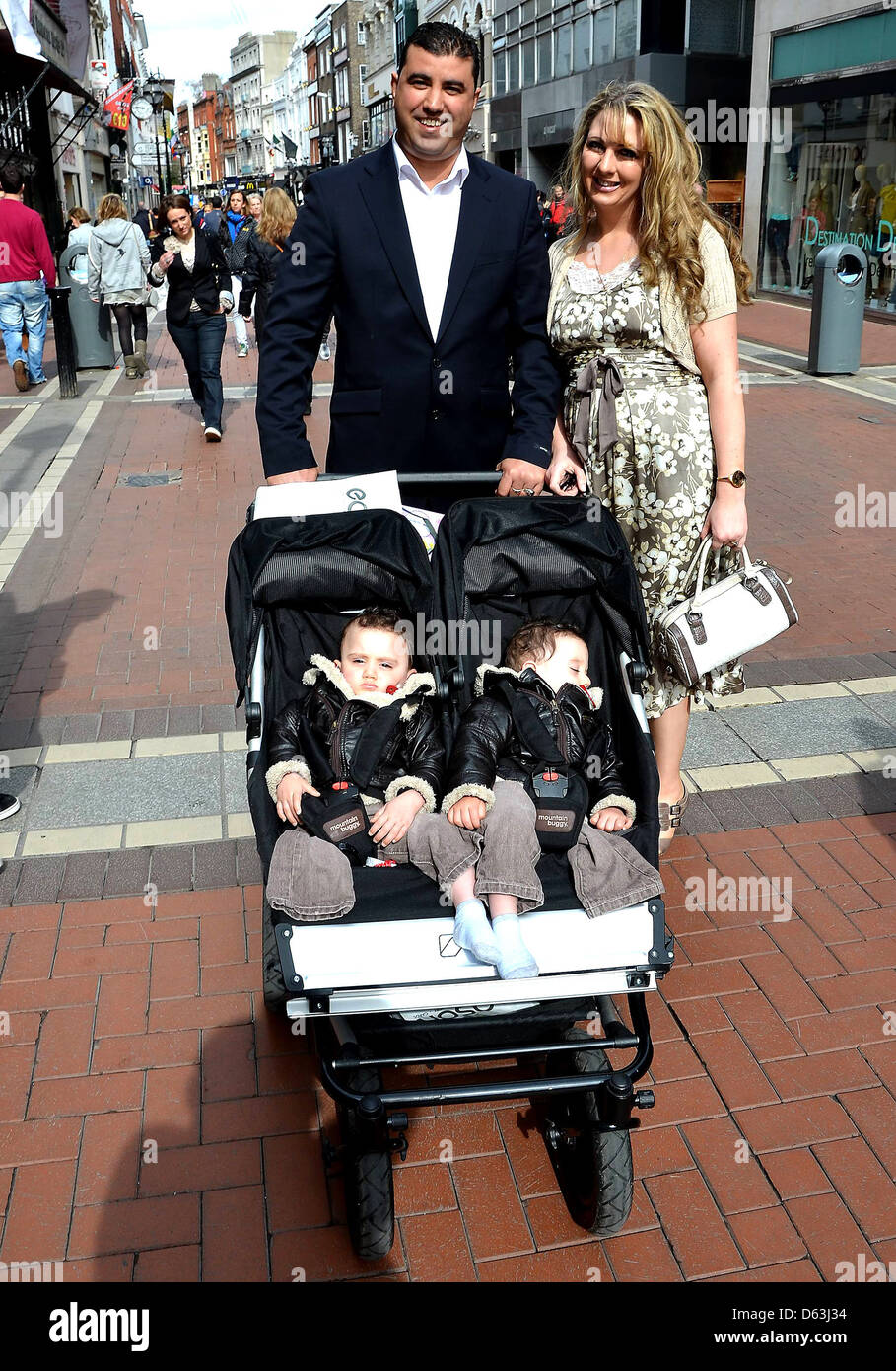 Angie et Azzedine Azzedine Benhaffaf Benhaffaf et Angie, les parents de jumeaux siamois séparés maintenant Hassan et Hussein, Banque D'Images