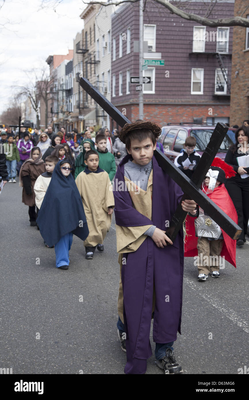 Les stations de la Croix procession dans Williamsburg, Brooklyn, NYC Banque D'Images