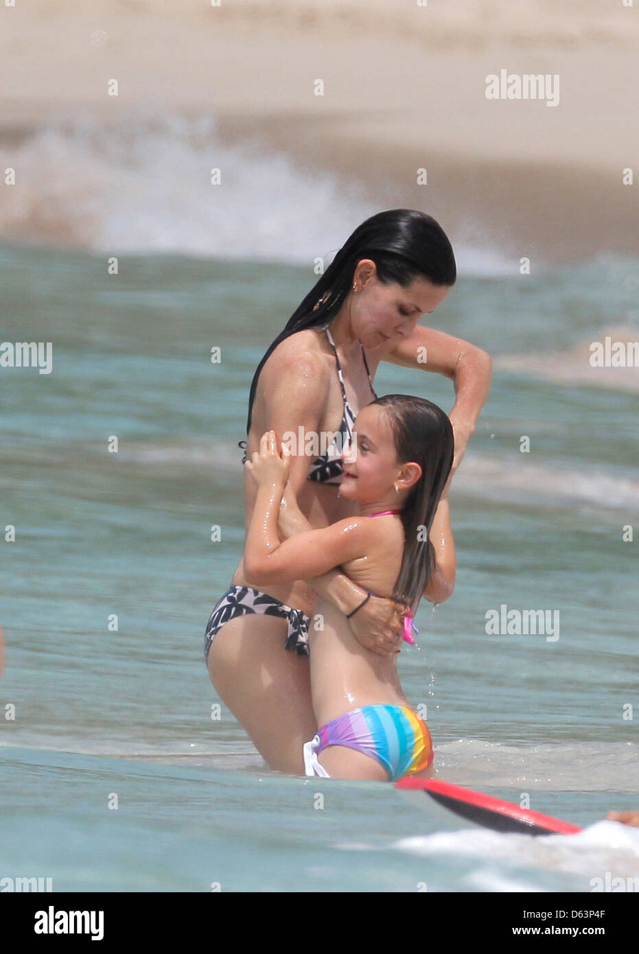 Courteney Cox et Coco Arquette Courteney Cox profiter d'une journée sur la plage de Flamands avec sa fille et 'Cougar Town' co-star St Banque D'Images