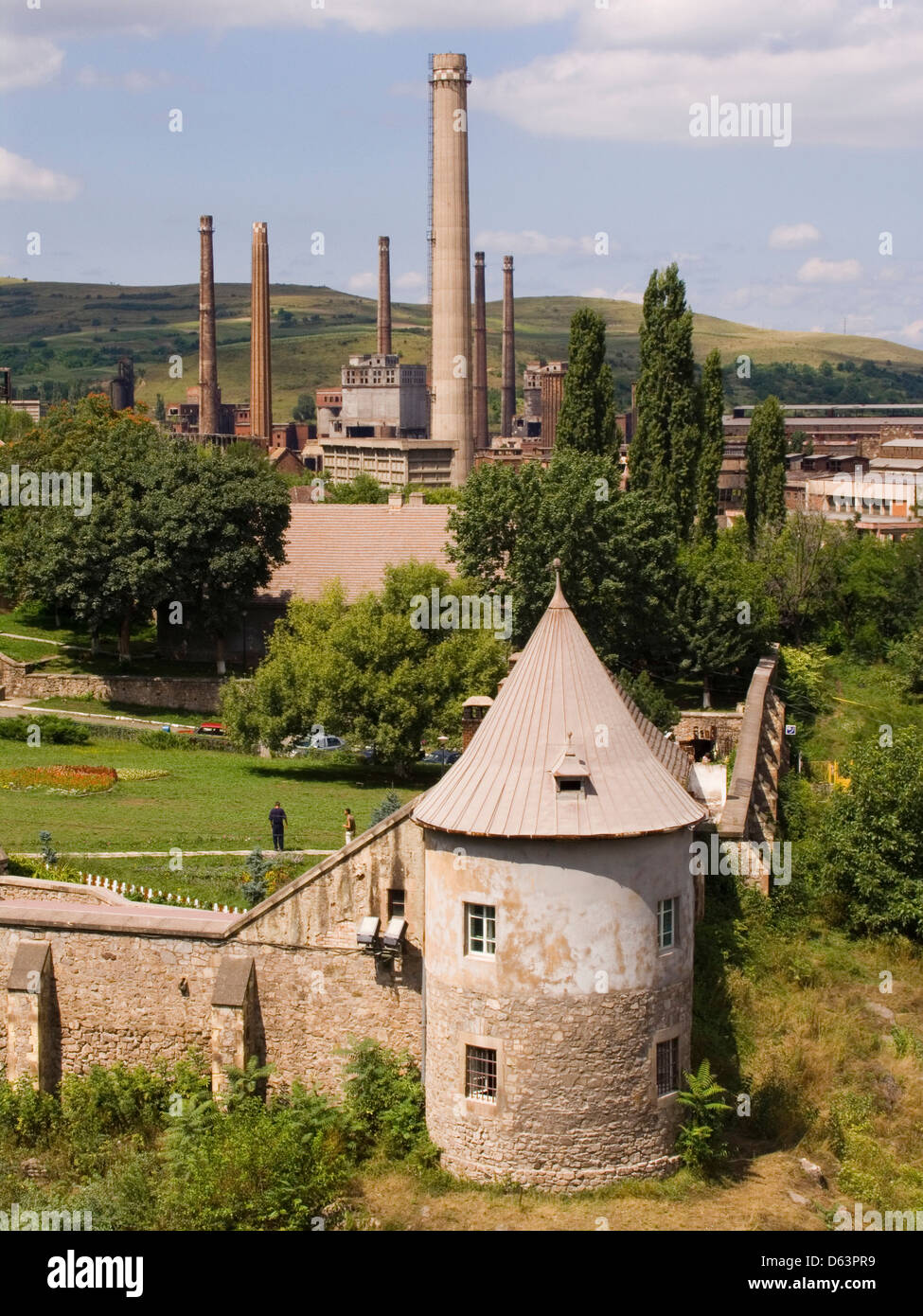 L'Europe, la Roumanie, la Transylvanie, Hunedoara, industrie du fer autour du château corvino Banque D'Images