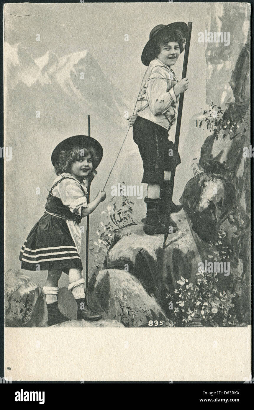 Carte postale allemande de 1909. Les enfants figurant sur la montagne. Banque D'Images