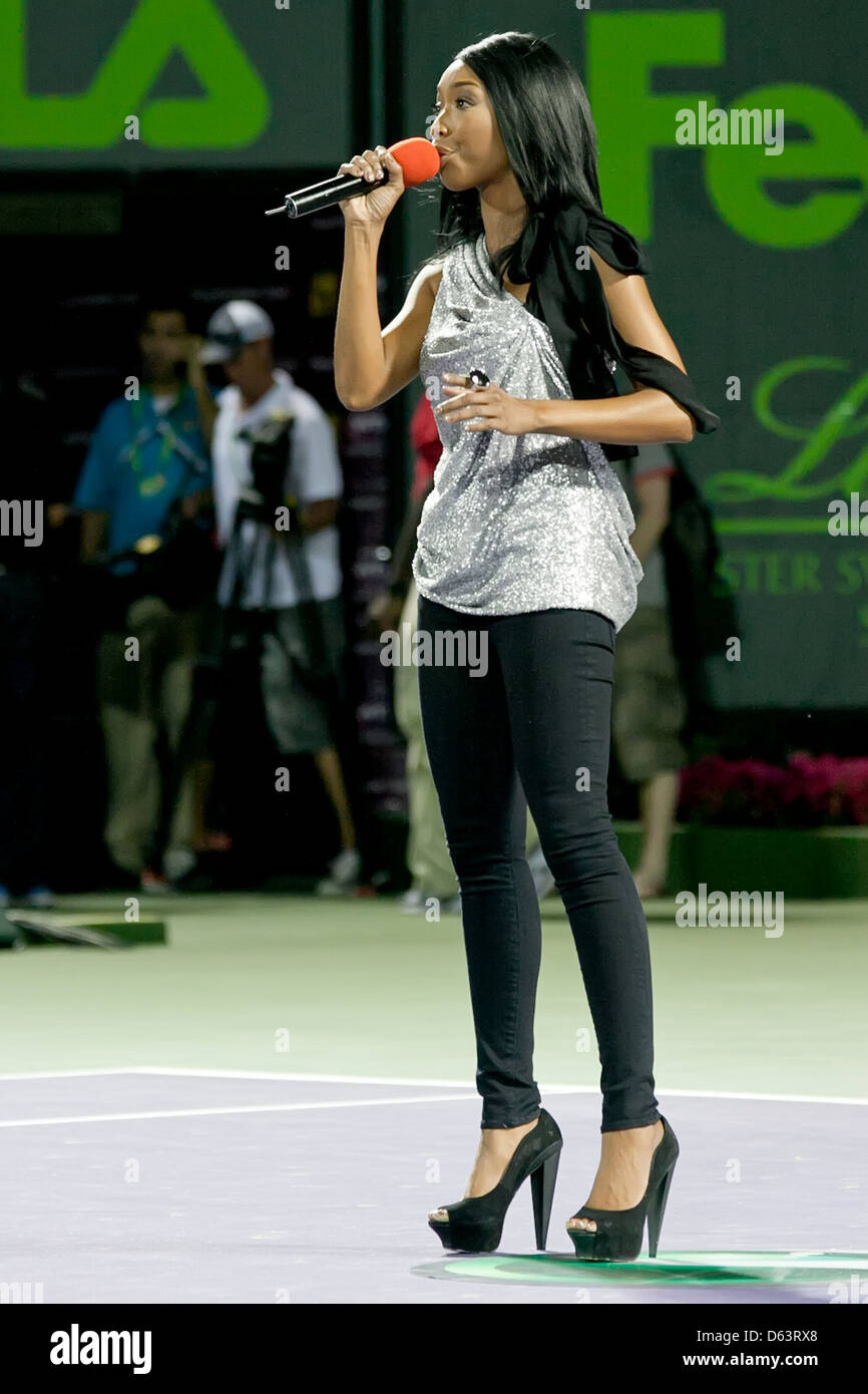 Brandy rwood chante "The Star-Spangled Banner" au cours de la Sony Ericsson Open, tenu à Crandon Park Tennis Center Key Banque D'Images