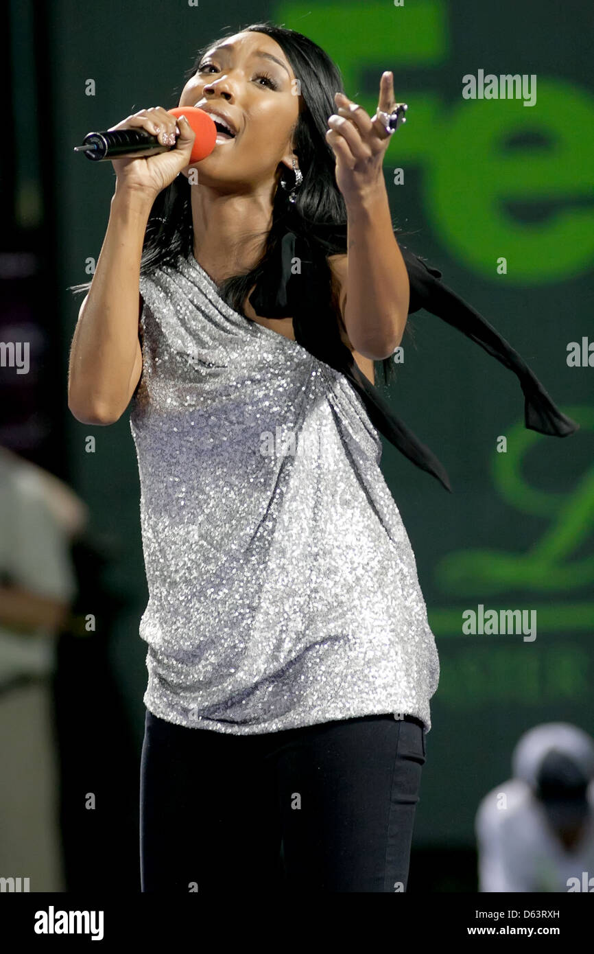 Brandy Norwood chante "The Star-Spangled Banner" au cours de la 2011 Sony Ericsson Open, tenu à Crandon Park Tennis Center Key Banque D'Images