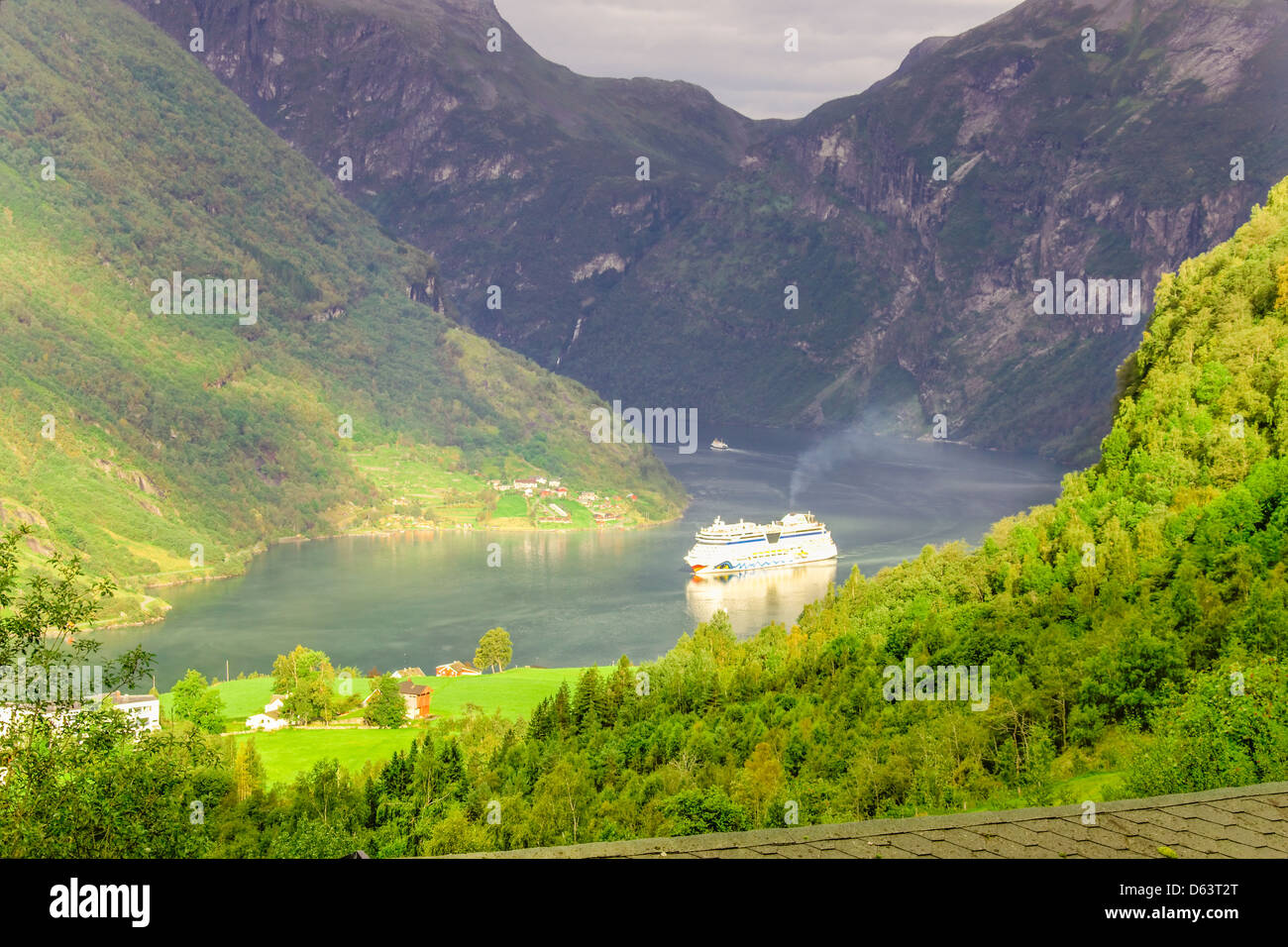 Bateau de croisière dans le fjord de Geiranger Banque D'Images