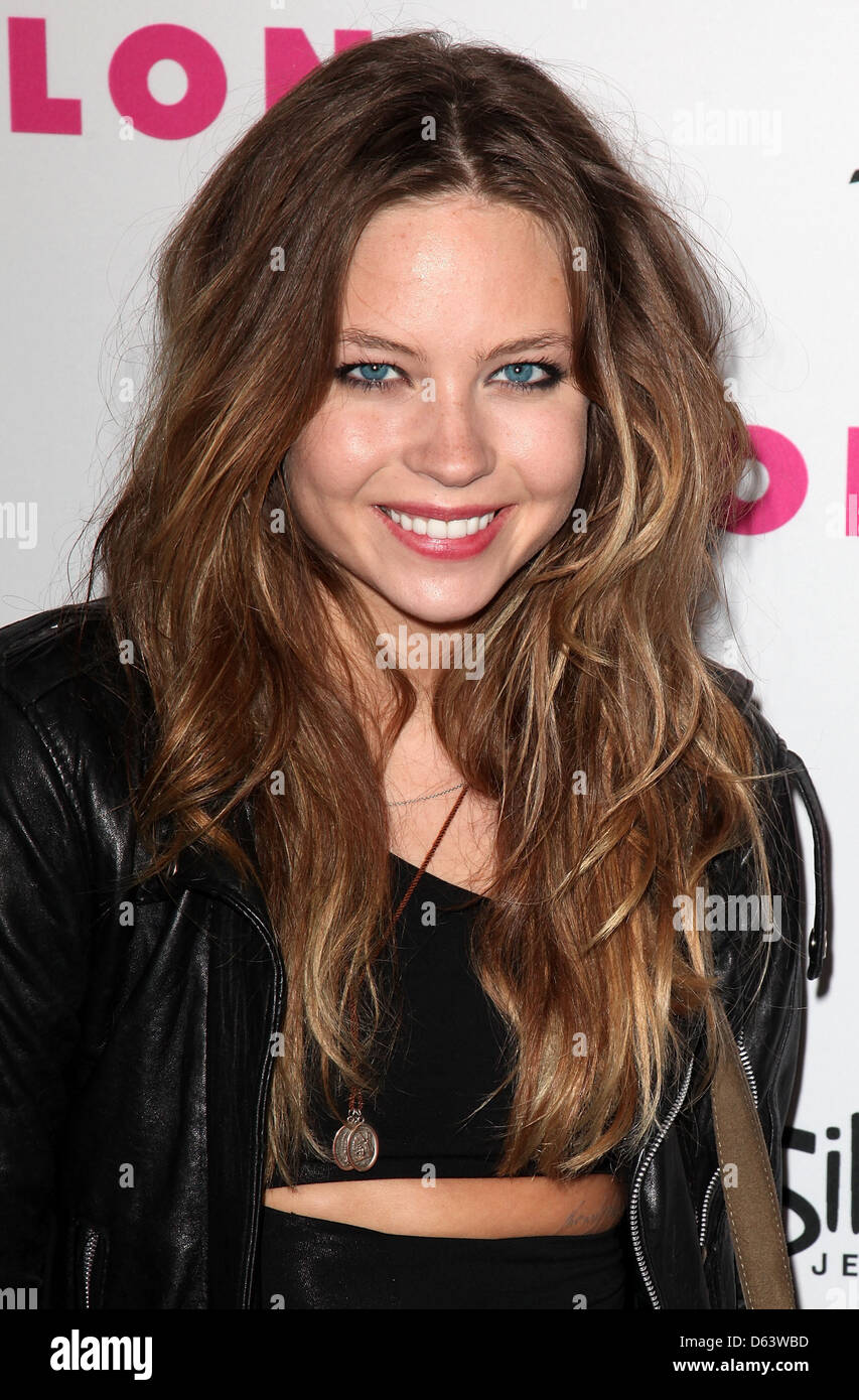 Daveigh Chase magazine Nylon 12e anniversaire party avec Sucker Punch distribution couvercle avril stars à Hollywood Tru Banque D'Images