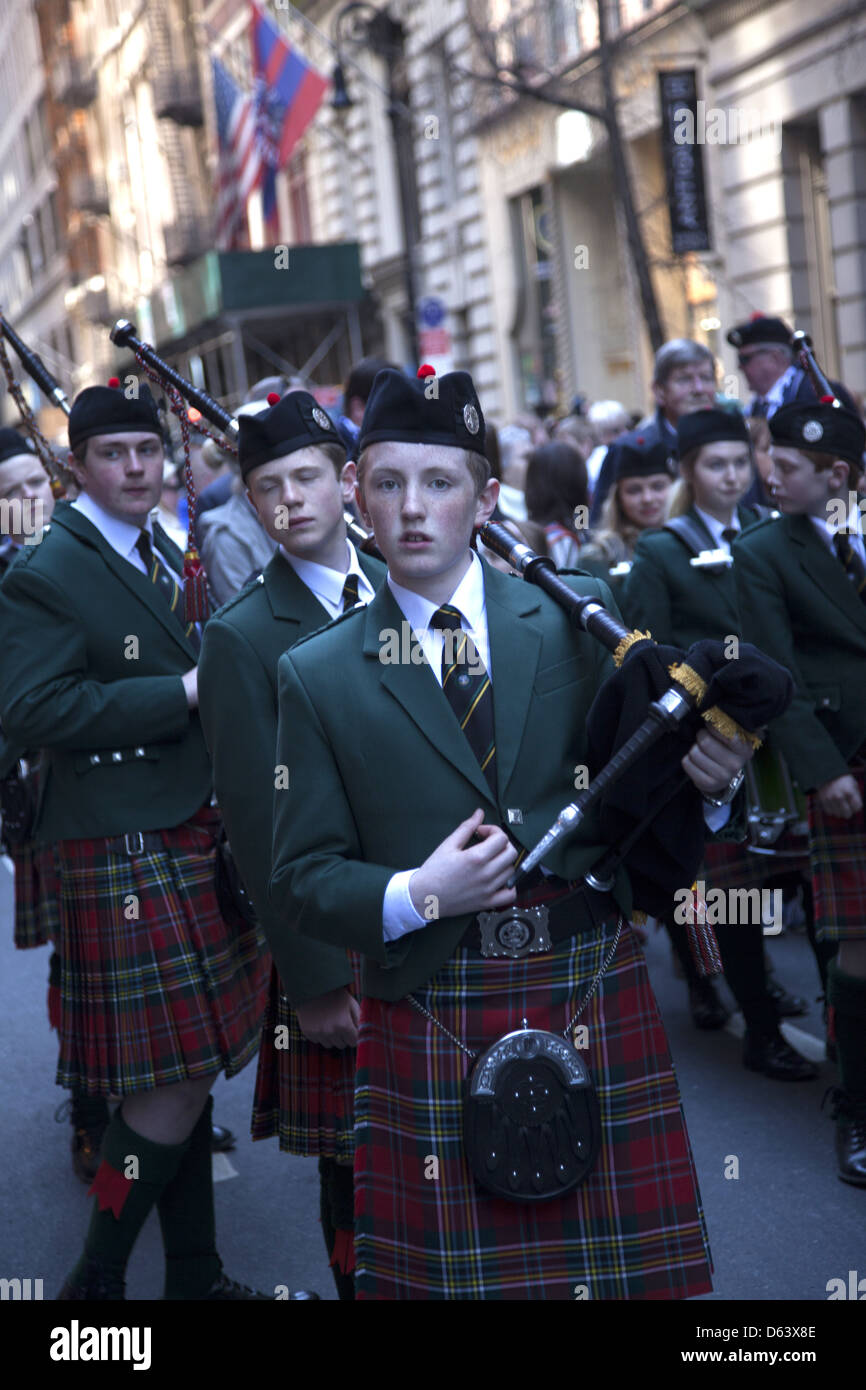 Cornemuse écossaise, les danseurs, les marcheurs et les badauds profiter du tartan Day Parade annuelle sur l'Avenue à New York City Banque D'Images