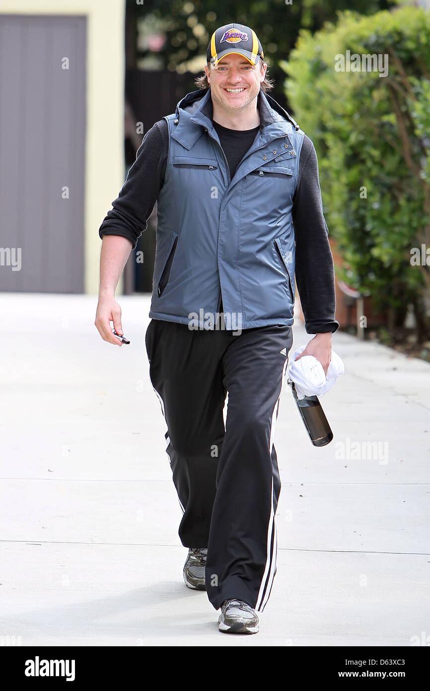 Brendan Fraser est tout sourire alors qu'il quitte la maison de son entraîneur personnel après avoir travaillé à Los Angeles, Californie - Banque D'Images