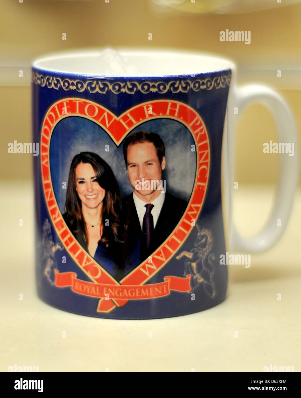 Mariage Royal souvenirs commémorant le mariage du Prince William et Kate  Middleton en vente dans les magasins de Londres Londres, Angleterre Photo  Stock - Alamy