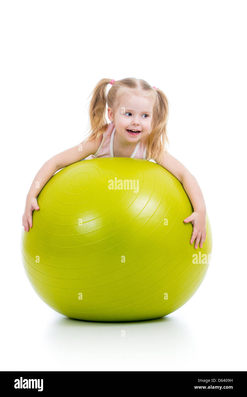 Enfant s'amusant avec ballon de gymnastique isolé Banque D'Images