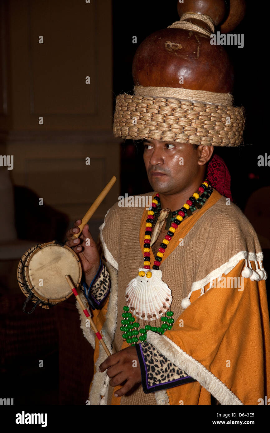 En costume traditionnel maya préhispanique jouant du tambour traditionnel, Playa del Carmen, Riviera Maya, Yucatan, Mexique. Banque D'Images