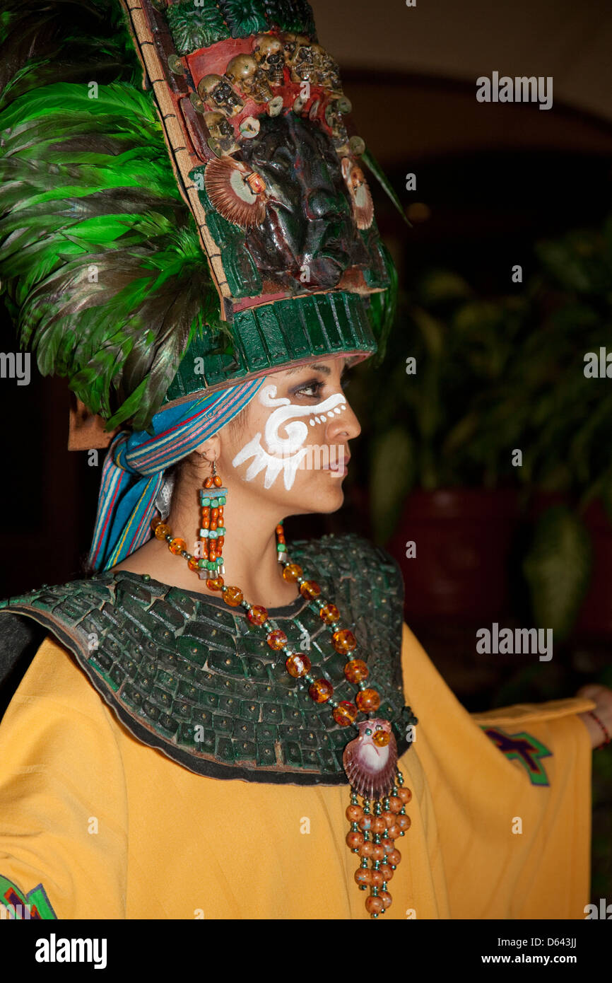 Femme en costume traditionnel Maya préhispanique, Playa del Carmen, Riviera Maya, Yucatan, Mexique. Banque D'Images
