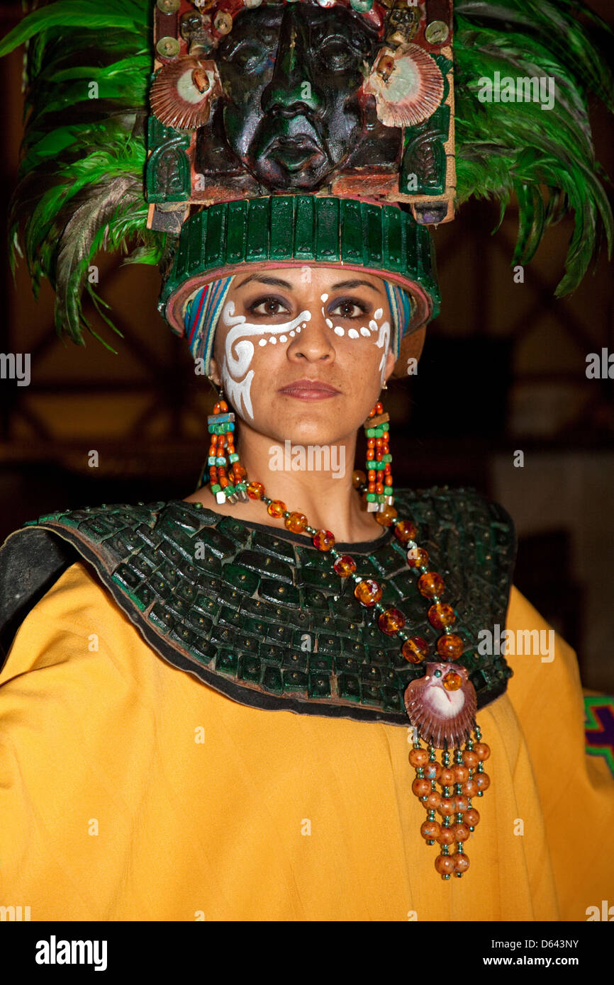 Femme en costume traditionnel Maya préhispanique, Playa del Carmen, Riviera Maya, Yucatan, Mexique. Banque D'Images