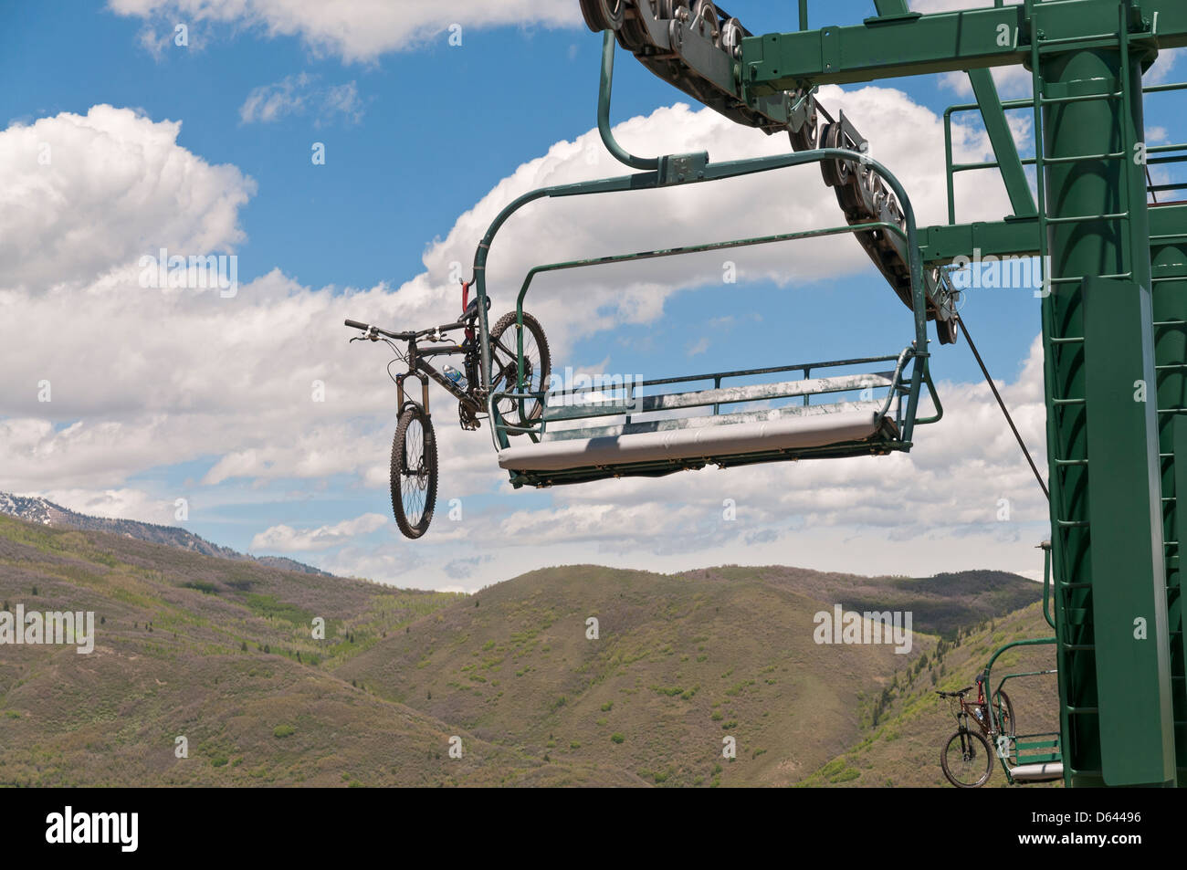 L'Utah, Sundance Resort, en été, des vélos de montagne chargé sur télésiège Banque D'Images