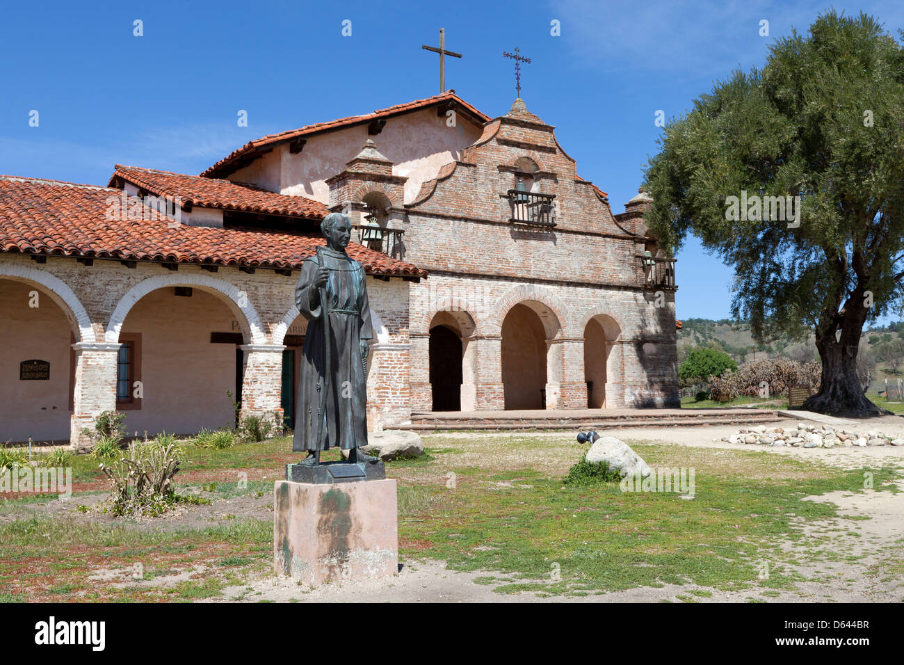 Statue de Père Junipero Serra se trouve à la mission de San Antonio de Padua le long de l'El Camino Real en Californie. Banque D'Images