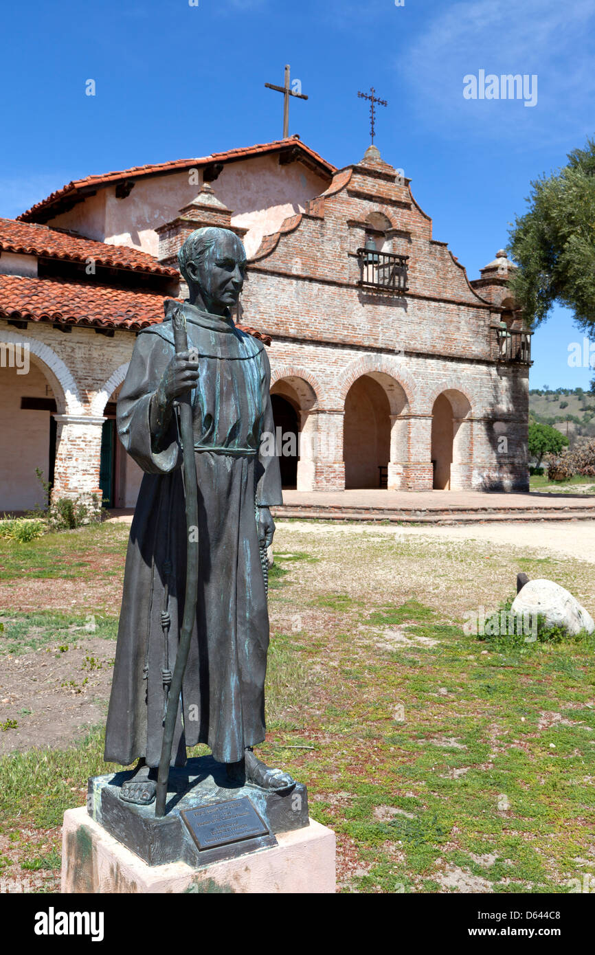 Statue de Père Junipero Serra se trouve à la mission de San Antonio de Padua le long de l'El Camino Real en Californie. Banque D'Images