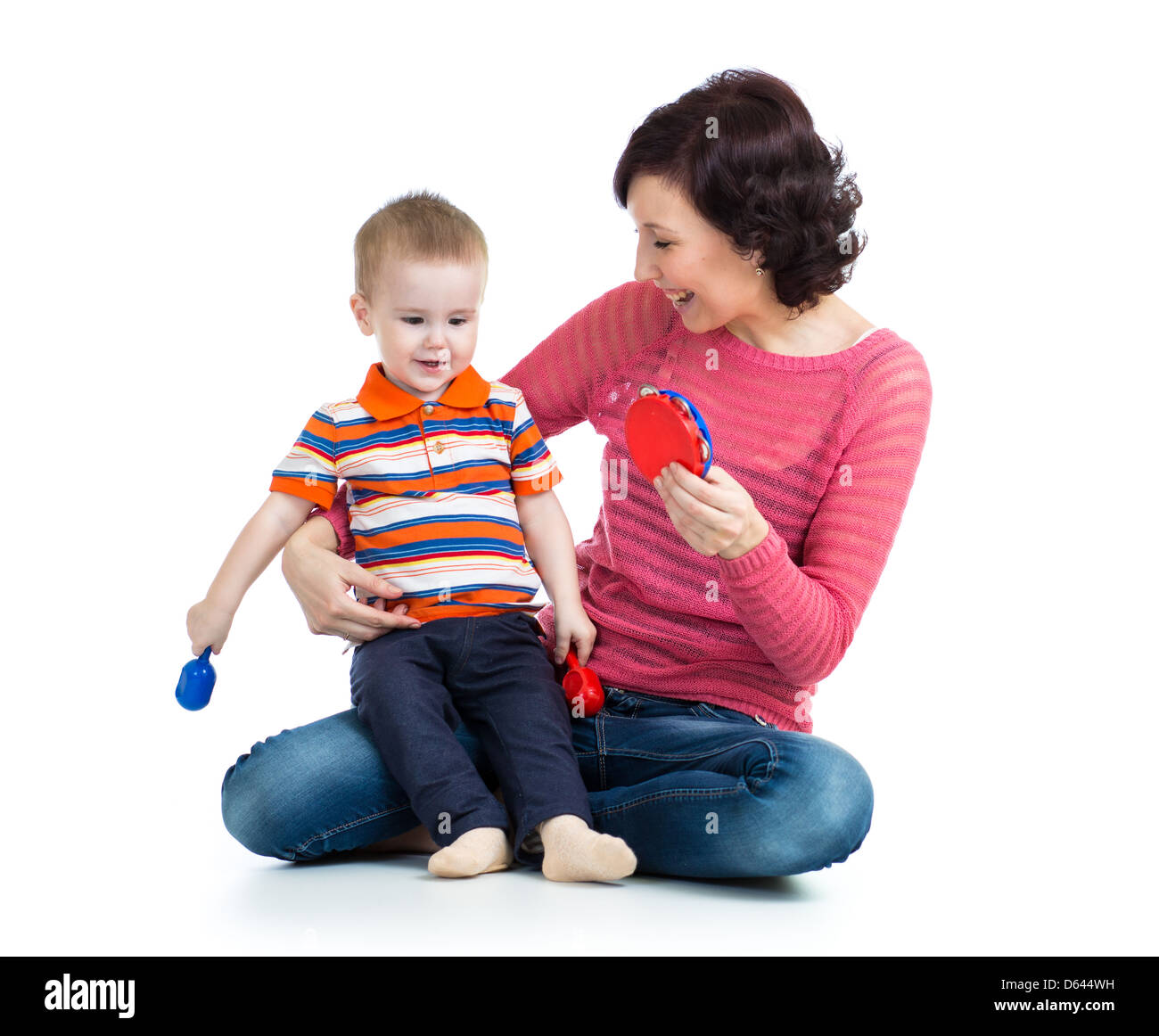 Mère et bébé garçon s'amusant avec des jouets musicaux. Isolé sur fond blanc Banque D'Images