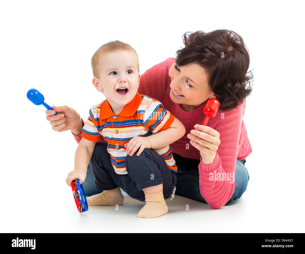 Mère et bébé garçon s'amusant avec des jouets musicaux. Isolé sur fond blanc Banque D'Images