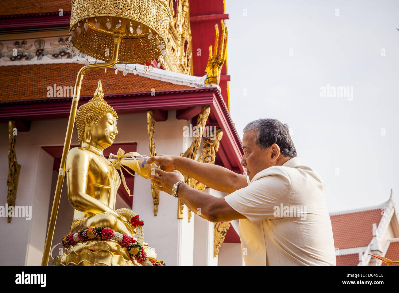 Bangkok, Thaïlande. 12 avril 2013. Gouverneur de Bangkok Sukhumbhand Paribatra baigne le Phra Buddha Sihing en huiles parfumées pendant le début de Bangkok Songkran observances. Le Phra Buddha Sihing vénéré, une statue de Bouddha, s'effectue par camion à travers les rues de Bangkok afin que les gens peuvent faire des offrandes et se baigner dans les huiles parfumées. Songkran est célébré en Thaïlande comme le traditionnel jour de l'an, du 13 au 16 avril.Credit : ZUMA Press, Inc. / Alamy Live News Banque D'Images