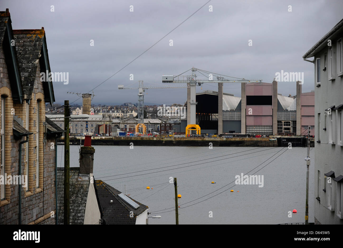 HM Dockyard Devonport, Plymouth, Devon, un site MOD, vu que depuis l'estuaire Banque D'Images