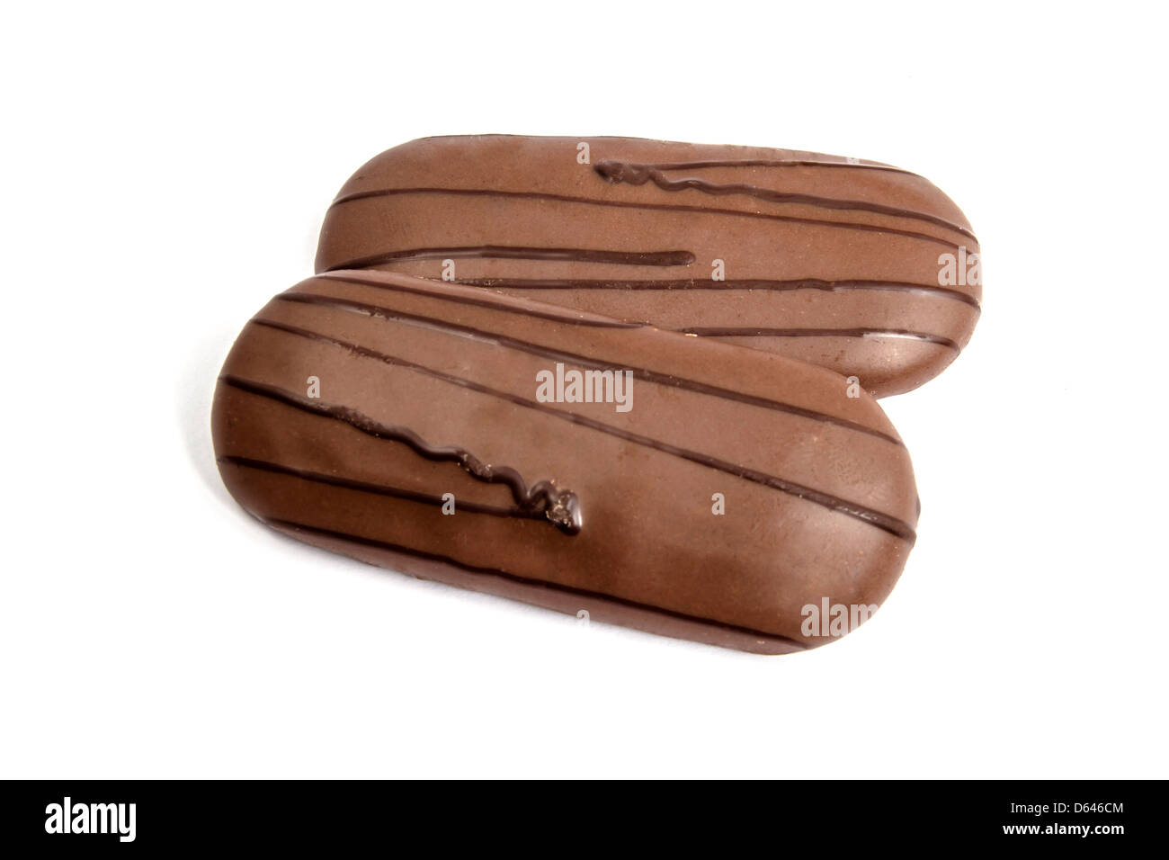 Des chocolats délicieux gros plan sur fond blanc Banque D'Images