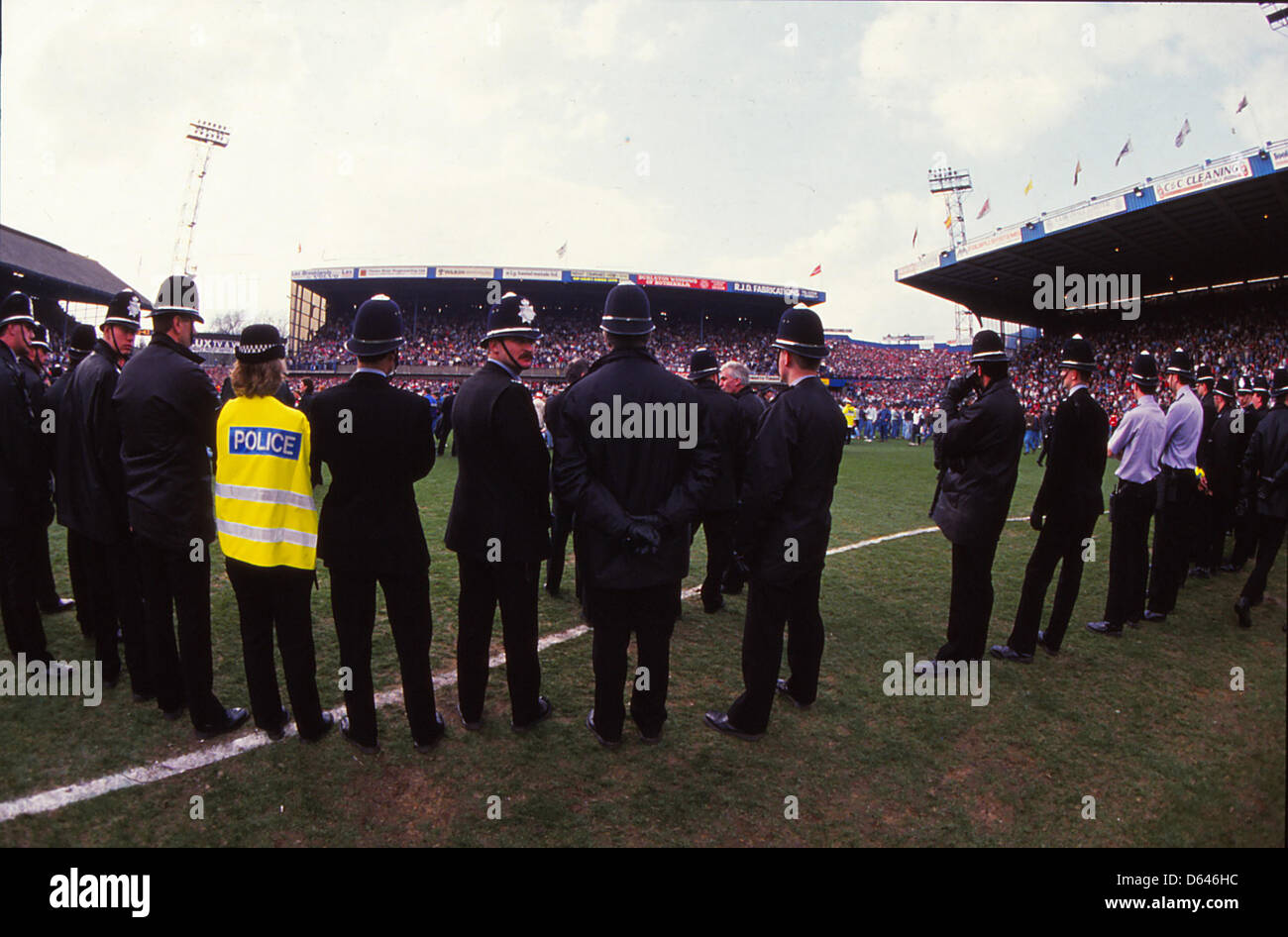 Archive : Hillsborough Disaster 15 avril 1989 Demi-finale de la FA Cup - Liverpool v Nottingham Forest. Une ligne de policiers au milieu de la hauteur. La demi-finale de la FA Cup entre Liverpool et Nottingham Forest a été arrêté après six minutes de jeu. 96 partisans à la fin de Liverpool à Leppings Lane est mort dans la catastrophe après avoir été écrasé. South Yorkshire Police étaient de service au match. Le jeu a été joué au terrain neutre de Hillsborough, accueil de Sheffield mercredi. Pic : Paul Marriott Photography Banque D'Images