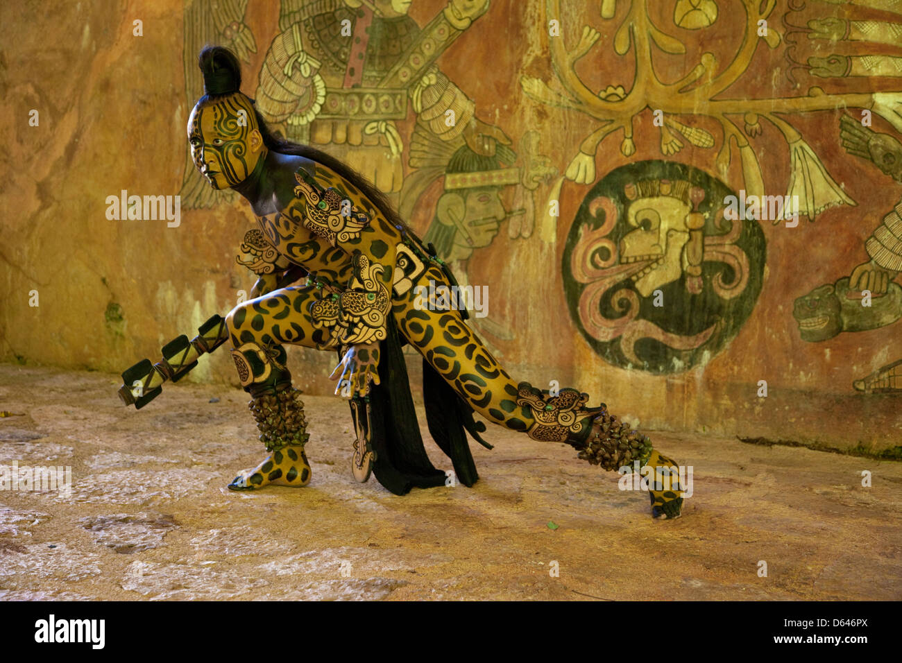 Danseuse maya représentant Ek Balam, Jaguar, le Guerrier. Xcaret, Riviera Maya, Yucatan, Mexique. Banque D'Images