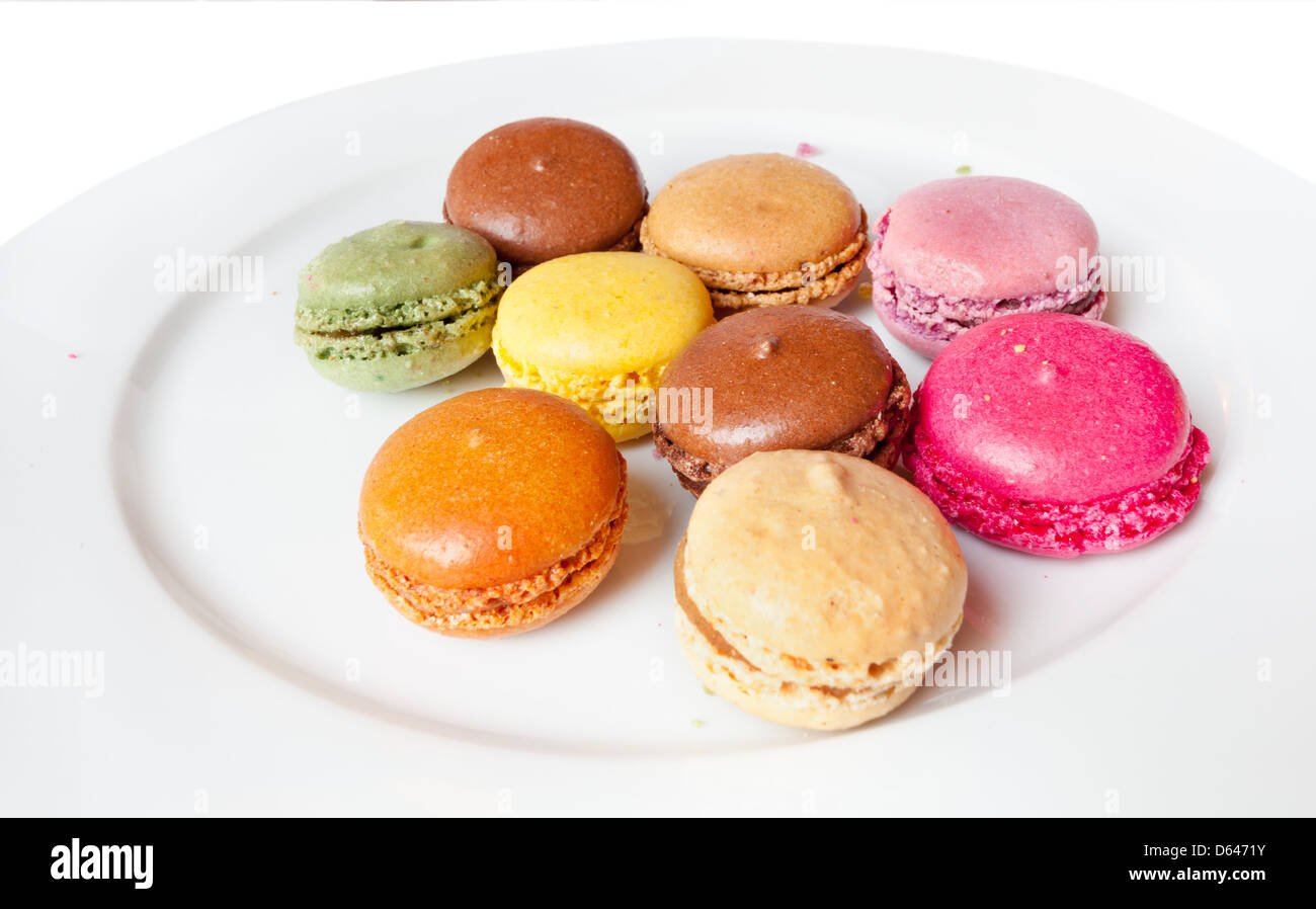 Sweet french macarons sur plaque blanche clse jusqu Banque D'Images