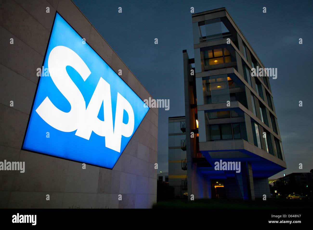 Le logo de l'entreprise de logiciels allemand SAP AG est représentée au siège de la société à Waldorf, Allemagne, 22 mai 2012. La plus grande société de logiciel aura son assemblée générale annuelle à Mannheim le 23 mai 2012. Photo : UWE ANSPACH Banque D'Images