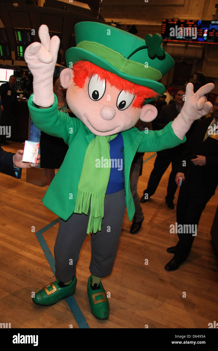 Les céréales Lucky Charms Lucky le Leprechaun sonne la cloche d'ouverture à  la Bourse de New York (NYSE) le jour de la Saint-Patrick Photo Stock - Alamy