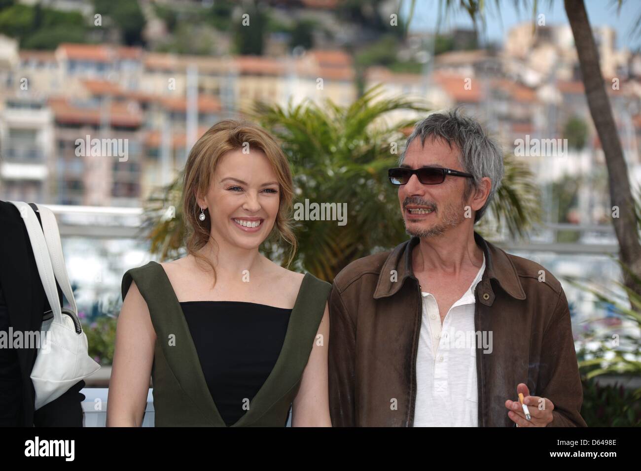 L'actrice et chanteuse Kylie Minogue et directeur Leos Carax assister à la photocall de 'Holy Motors pendant le 65e Festival du Film de Cannes au Palais des Festivals de Cannes, France, le 23 mai 2012. Photo : Hubert Boesl Banque D'Images