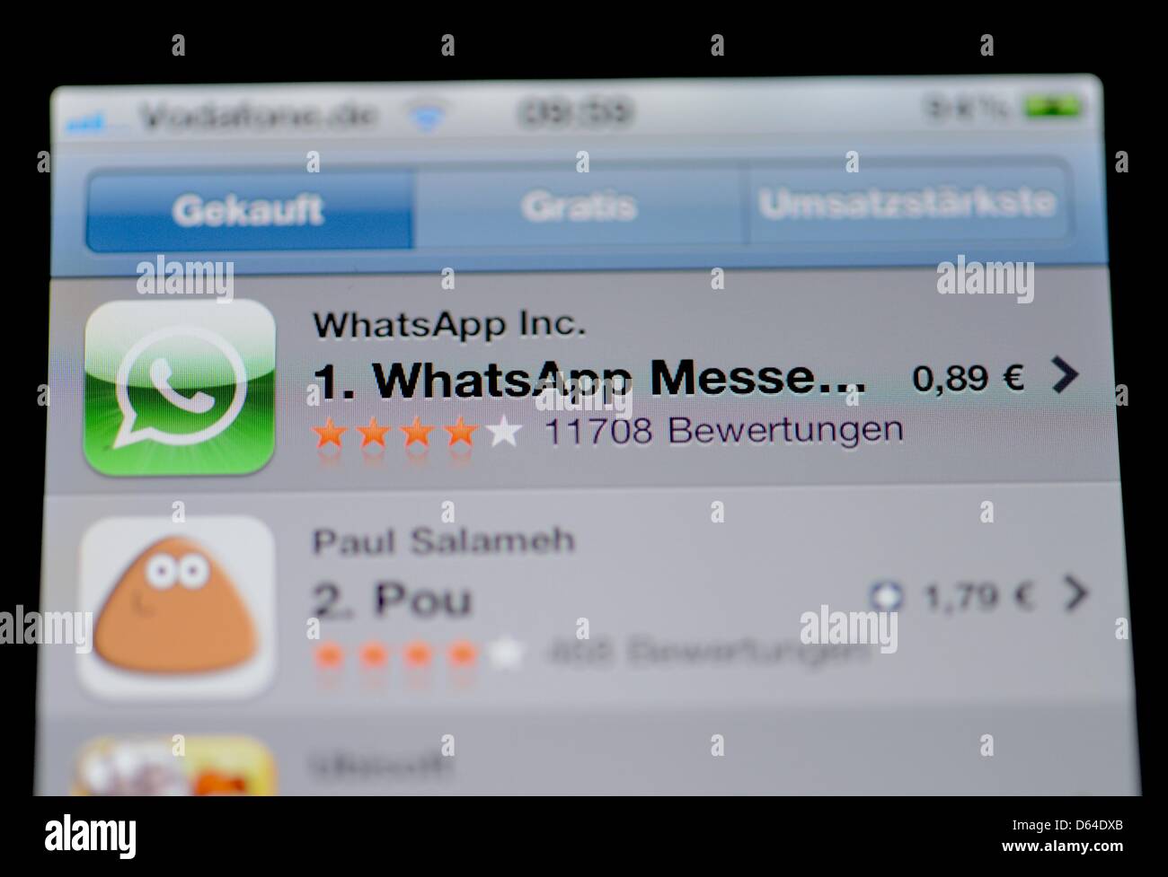 L'illustration montre un smartphone qui affiche le "service de messagerie instantanée WhatsApp' à Berlin, Allemagne, 9 avril 2013. WhatsApp Messenger est un service de messagerie instantanée gratuit qui permet d'envoyer des messages texte à partir du smartphone pour smartphone Blackberry dans diverses plaforms. Photo : Jens Kalaene Banque D'Images