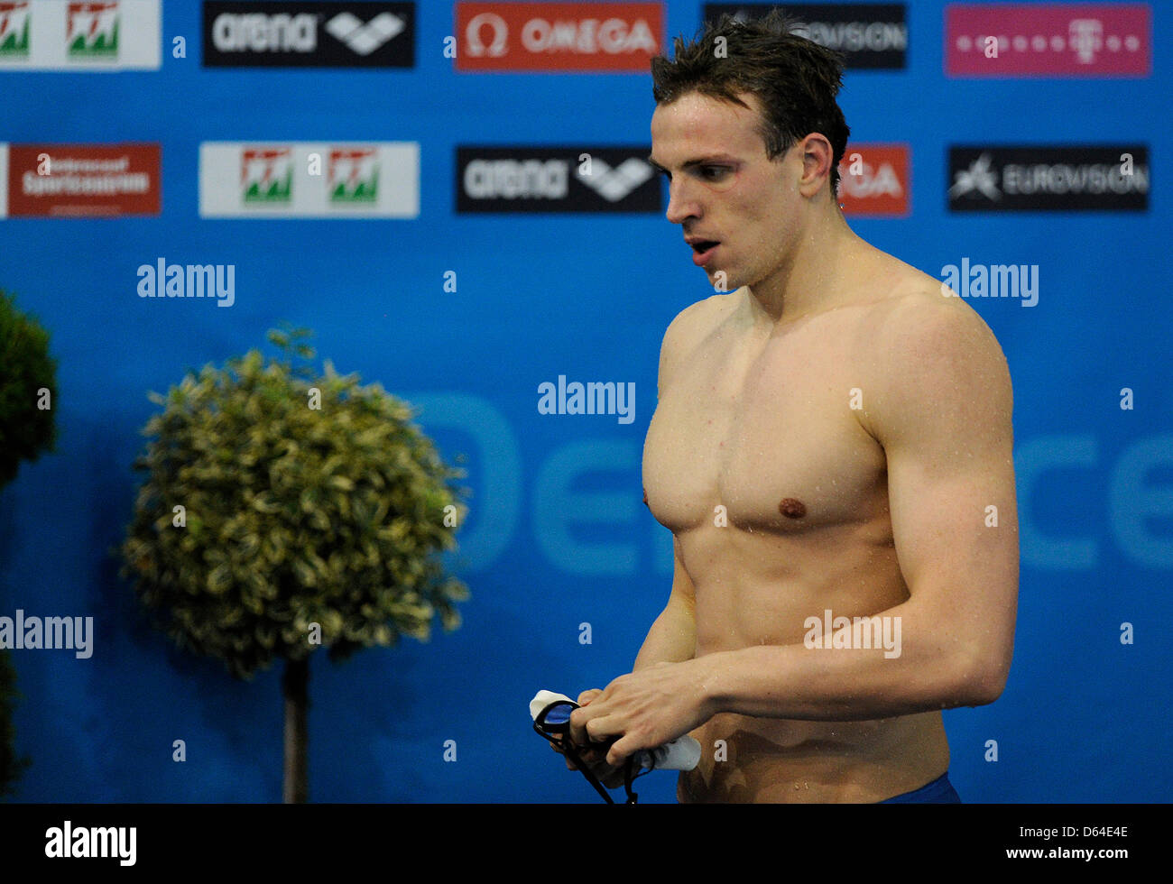 L'Allemagne Paul Biedermann quitte la terrasse de la piscine après le 4x200 mètres nage libre de chaleur au Championnat de natation européenne à Debrecen, Hongrie, samedi, 26 mai 2012. Photo : Marius Becker dpa  + + +(c) afp - Bildfunk + + + Banque D'Images