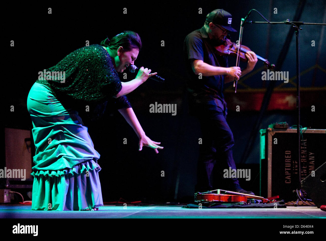 La chanteuse canadienne Tanya Tagaq effectue avec le violoniste Jesse Zubot au Festival de Moers, Allemagne, le 25 mai 2012. Le festival traditionnel consacré à la musique jazz a lieu jusqu'au 27 mai 2012. Photo : Bernd Thissen Banque D'Images