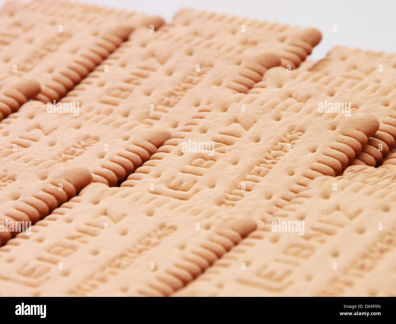 Cette image montre les biscuits Leibniz Butterkeks, une marque allemande populaire connue pour sa riche saveur de beurre et sa texture croustillante. Les biscuits sont parfaits pour grignoter ou se marier avec du thé ou du café. Banque D'Images