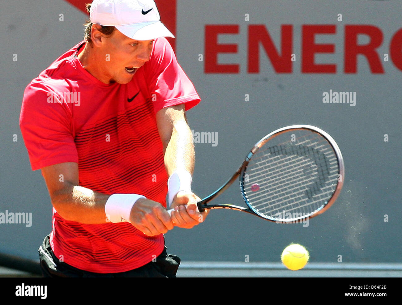 La République Tchèque Tomas Berdych frappe la balle pendant la finale de la Coupe du Monde par équipe de tennis de la Serbie contre Janko Tipsarevic à Duesseldorf, Allemagne, 26 mai 2012. Photo : KEVIN KUREK Banque D'Images