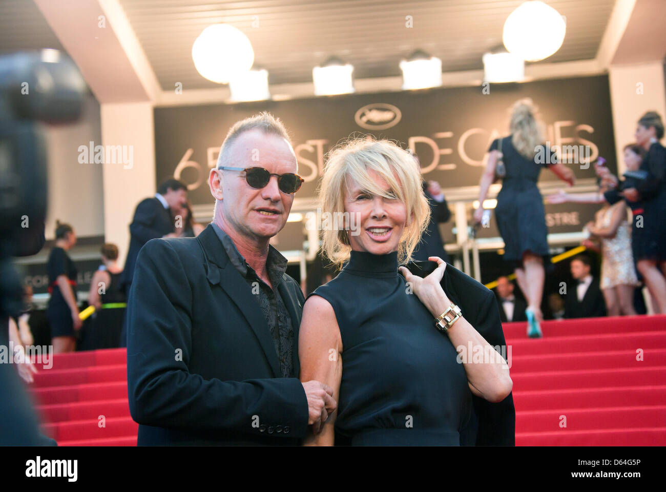 Chanteur Sting et sa femme Trudie Styler arrivent à la première de 'Mud' au cours de la 65e Festival de Cannes au Palais des Festivals de Cannes, France, le 26 mai 2012. Photo : Hubert Boesl Banque D'Images