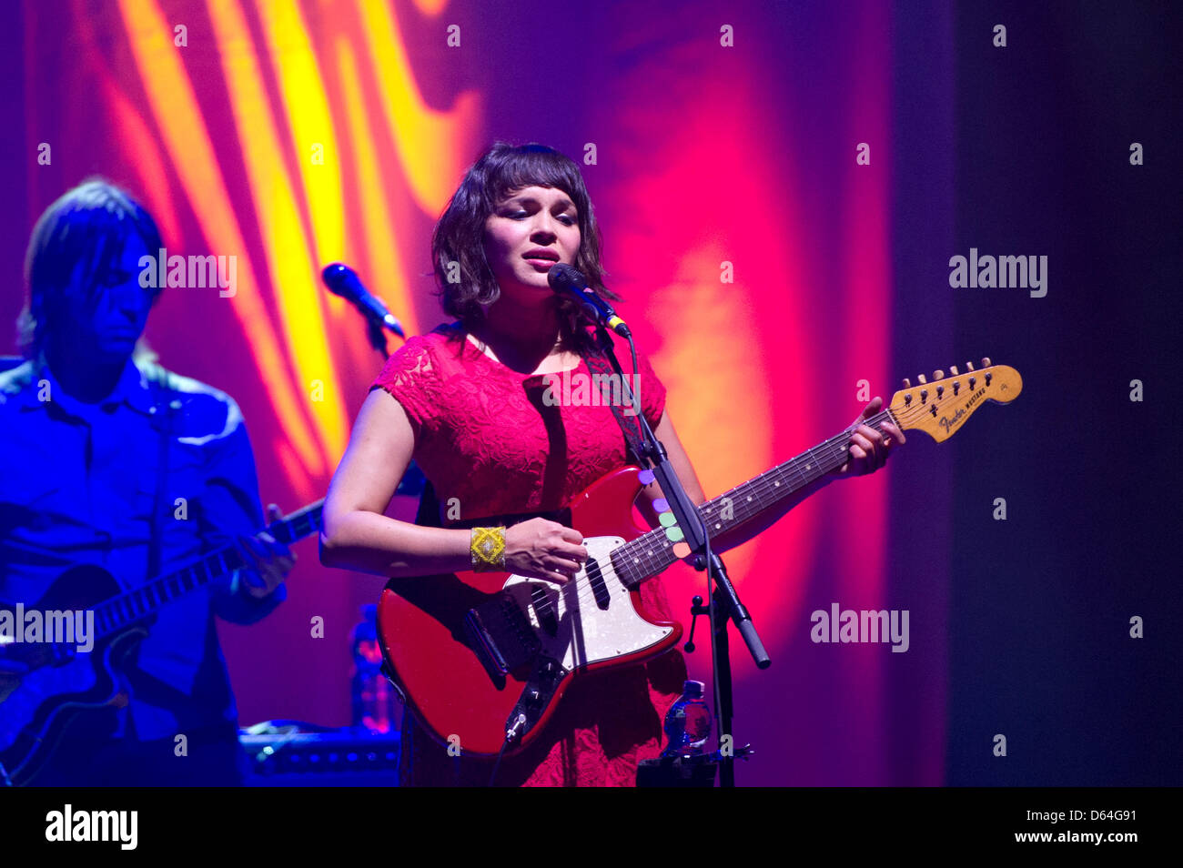La chanteuse américaine Norah Jones joue sur la scène à l'opéra Alte Oper à Francfort, Allemagne, 26 mai 2012. Jones a présenté son nouvel album "Little Broken Hearts". Photo : Emily Wabitsch Banque D'Images