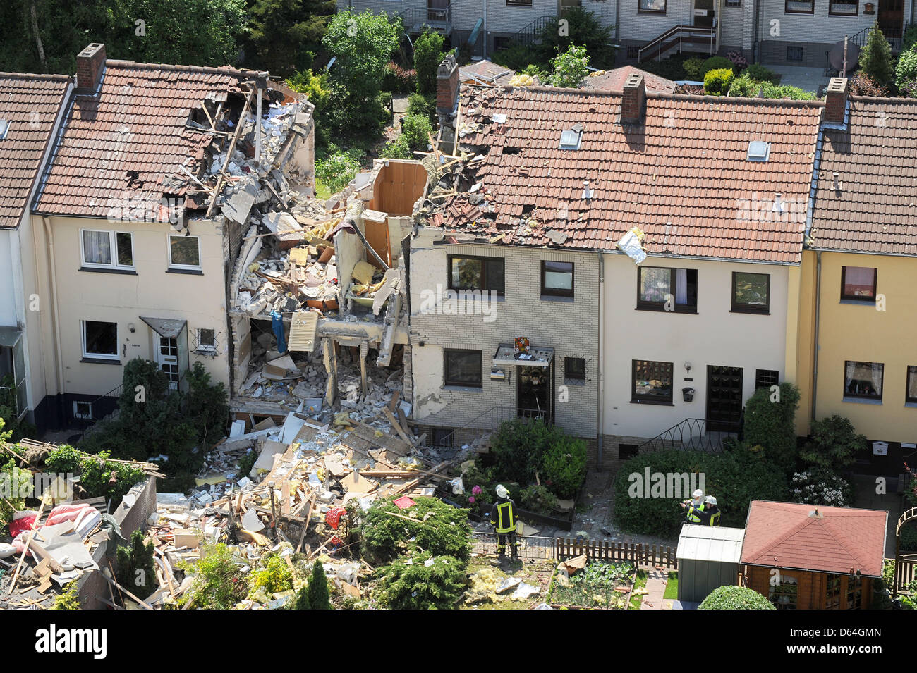 Une maison en rangée est complètement détruit après une grave explosion de gaz à Bremerhaven, Allemagne, 27 mai 2012. Un homme a été enseveli sous les ruines et gravement blessé. Les habitants de la maisons voisines, qui ont été également touchés, ont été évacués. La fuite de gaz sur le site de l'accident demeure. La zone a été bouclée par la police. Photo : Ingo Wagner Banque D'Images